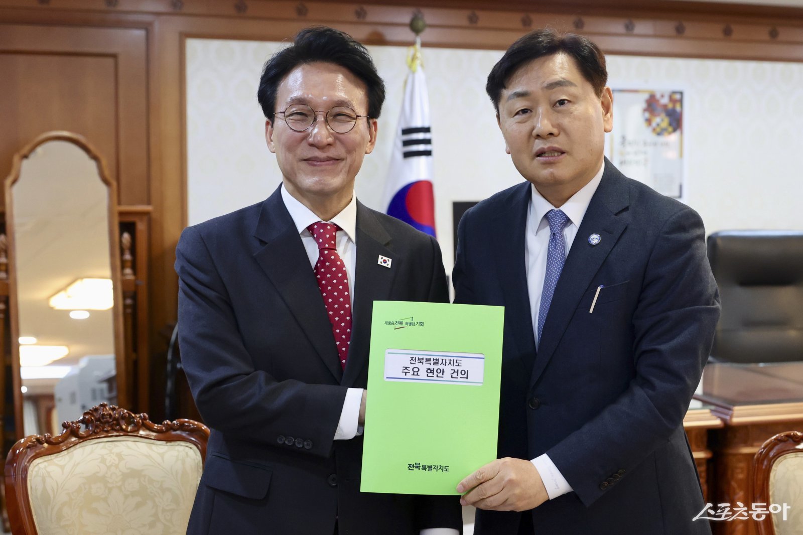 김관영 전북특별자치도지사가 4일 서울종합청사 국무총리 집무실에서 김민석 국무총리를 만나 완주·전주 통합 등 3대 핵심 현안에 대해 정부 차원의 적극적인 관심과 지원을 요청했다. 사진제공=전북자치도