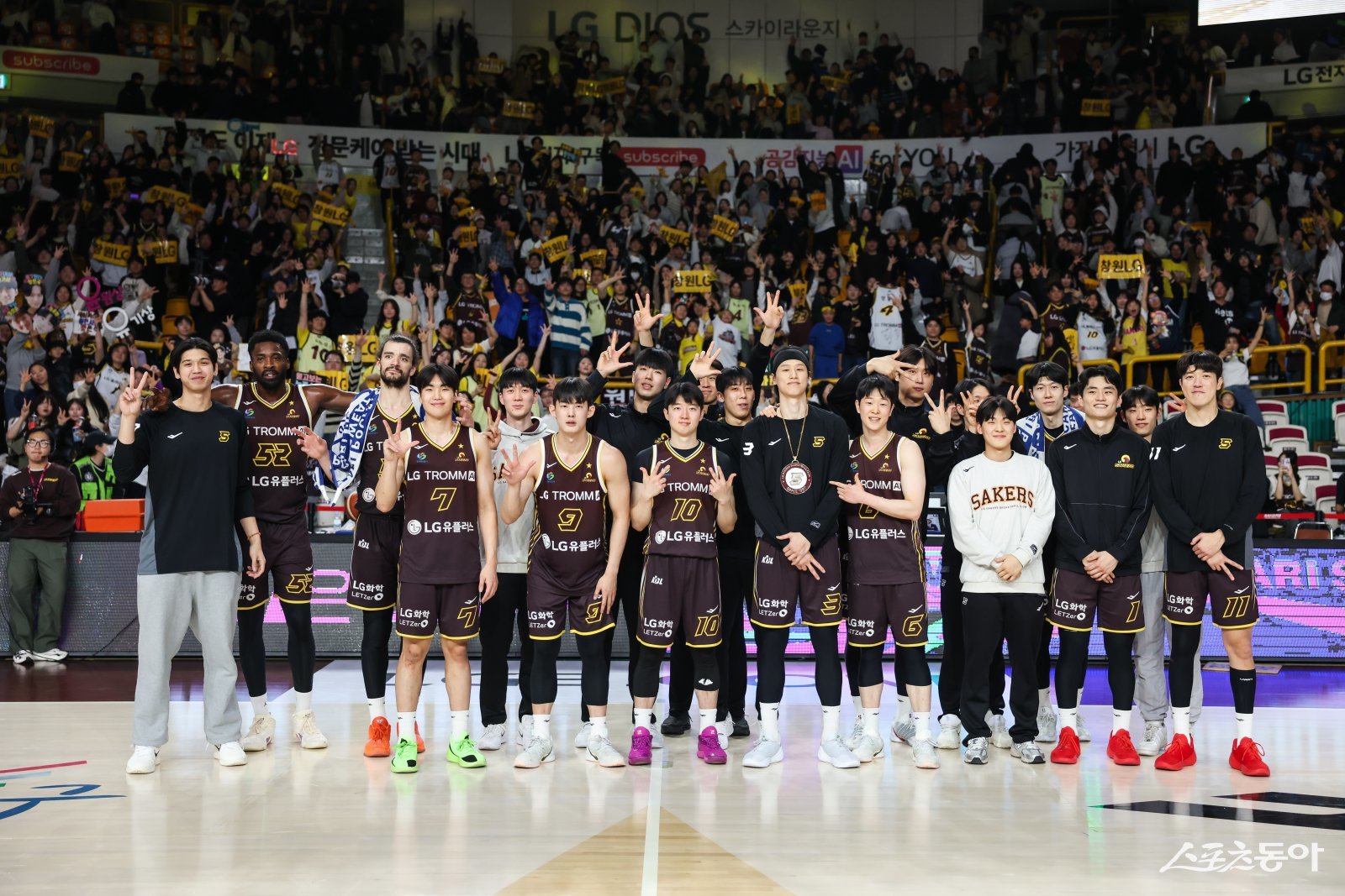 LG 선수들이 3일 창원체육관에서 열린 KT전을 마친 뒤 승리를 자축하고 있다. 사진제공｜KBL