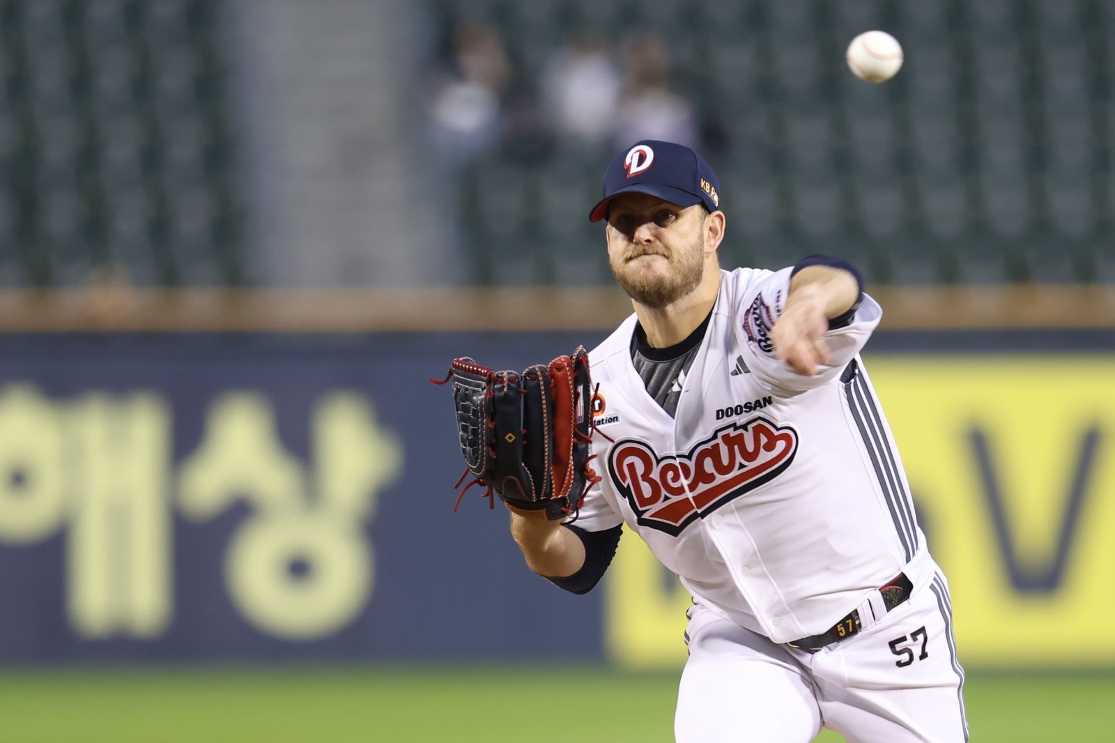 콜어빈은 최근 다저스와 MiLB 계약을 체결했다. 그는 스프링 트레이닝에서 빅리그 진입을 두고 기량을 겨룬다. 사진은 지난해 두산에서 뛰었던 콜어빈. 사진제공｜두산 베어스