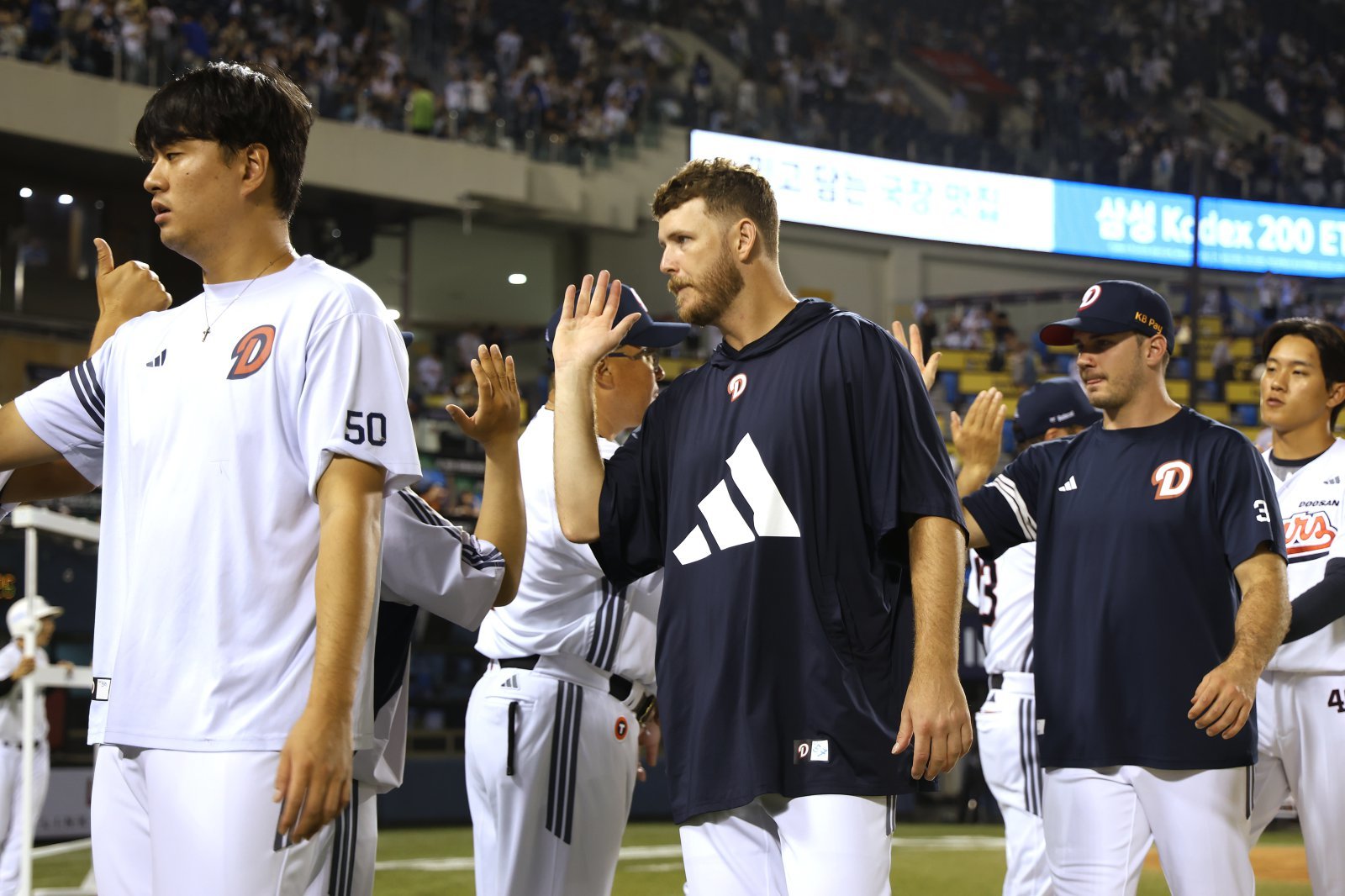 콜어빈(가운데)은 최근 다저스와 MiLB 계약을 체결했다. 그는 스프링 트레이닝에서 빅리그 진입을 두고 기량을 겨룬다. 사진은 지난해 두산에서 뛰었던 콜어빈. 사진제공｜두산 베어스