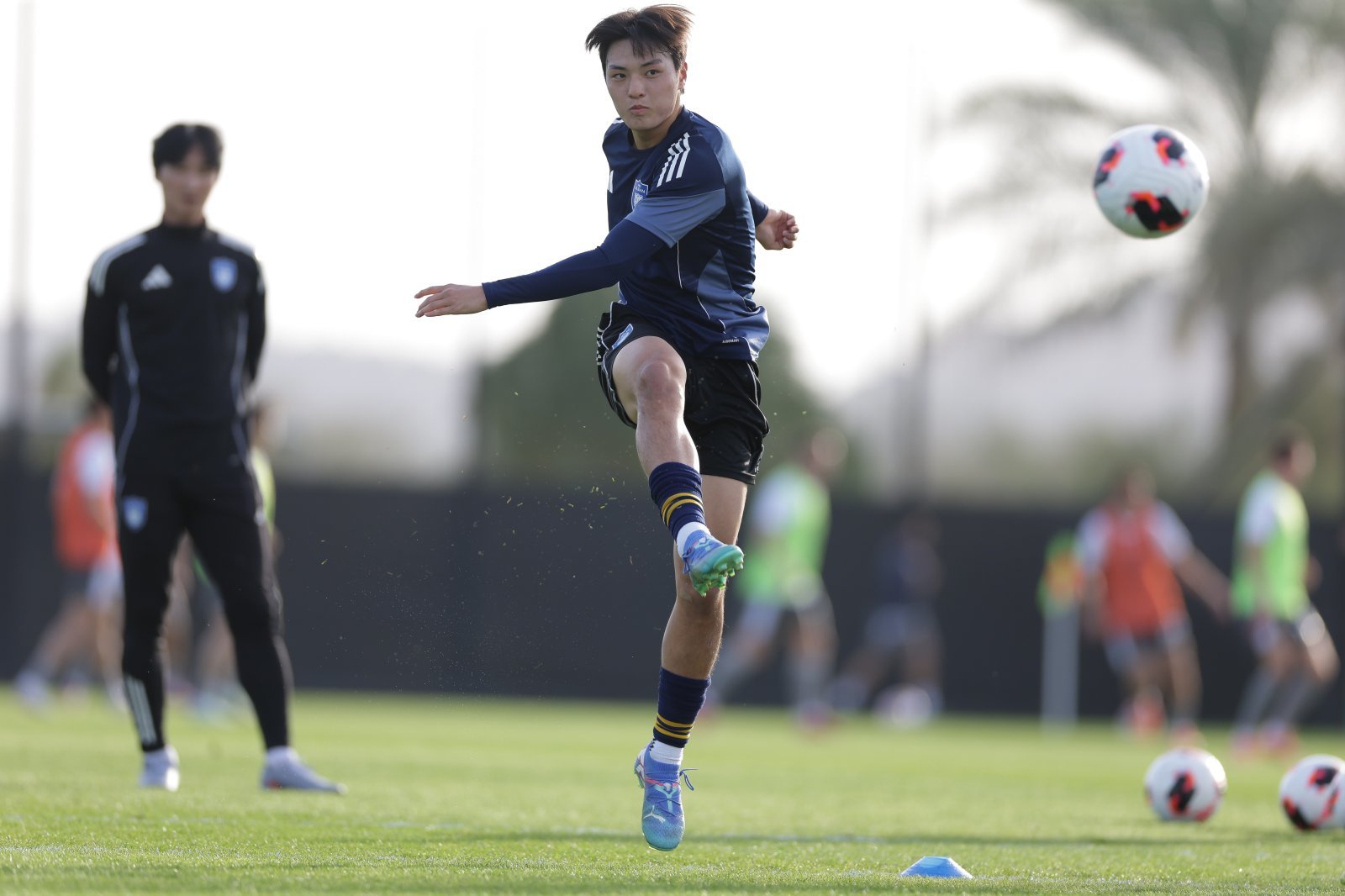 울산 신인 조민서가 지난달 UAE 알아인에서 진행된 2026시즌 대비 동계전지훈련 도중 슛을 하고 있다. 사진제공｜한국프로축구연맹