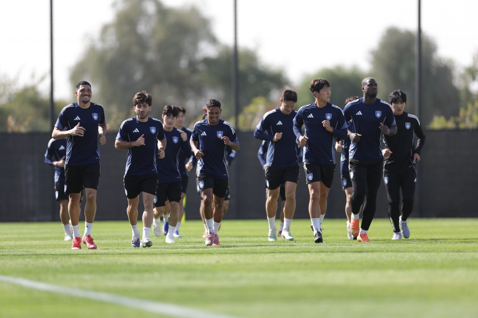 울산 선수들이 지난달 UAE 알아인에서 진행된 2026시즌 대비 동계전지훈련 도중 가볍게 뛰며 몸을 풀고 있다. 사진제공｜한국프로축구연맹