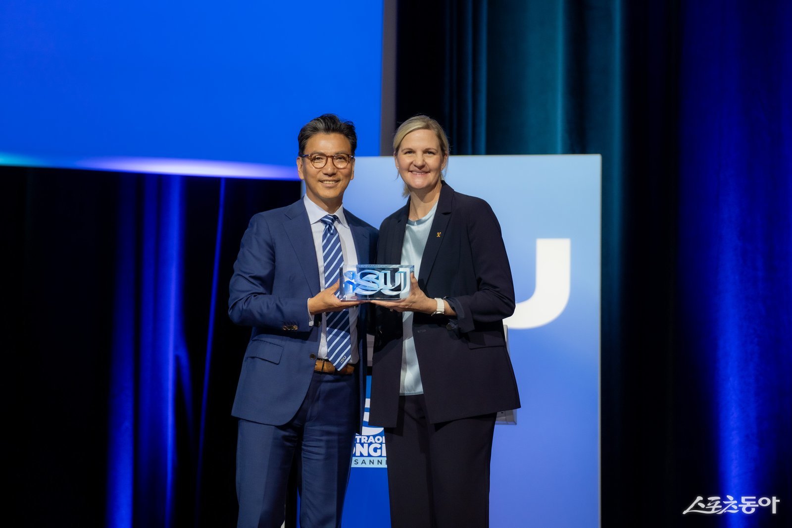 김재열 ISU 회장(왼쪽)이 4일 이탈리아 밀라노에서 열린 제145차 IOC 총회에서 집행위원회 위원에 선출됐다. 커스티 코벤트리 IOC 위원장과 기념촬영하는 김 회장. 스포츠동아DB