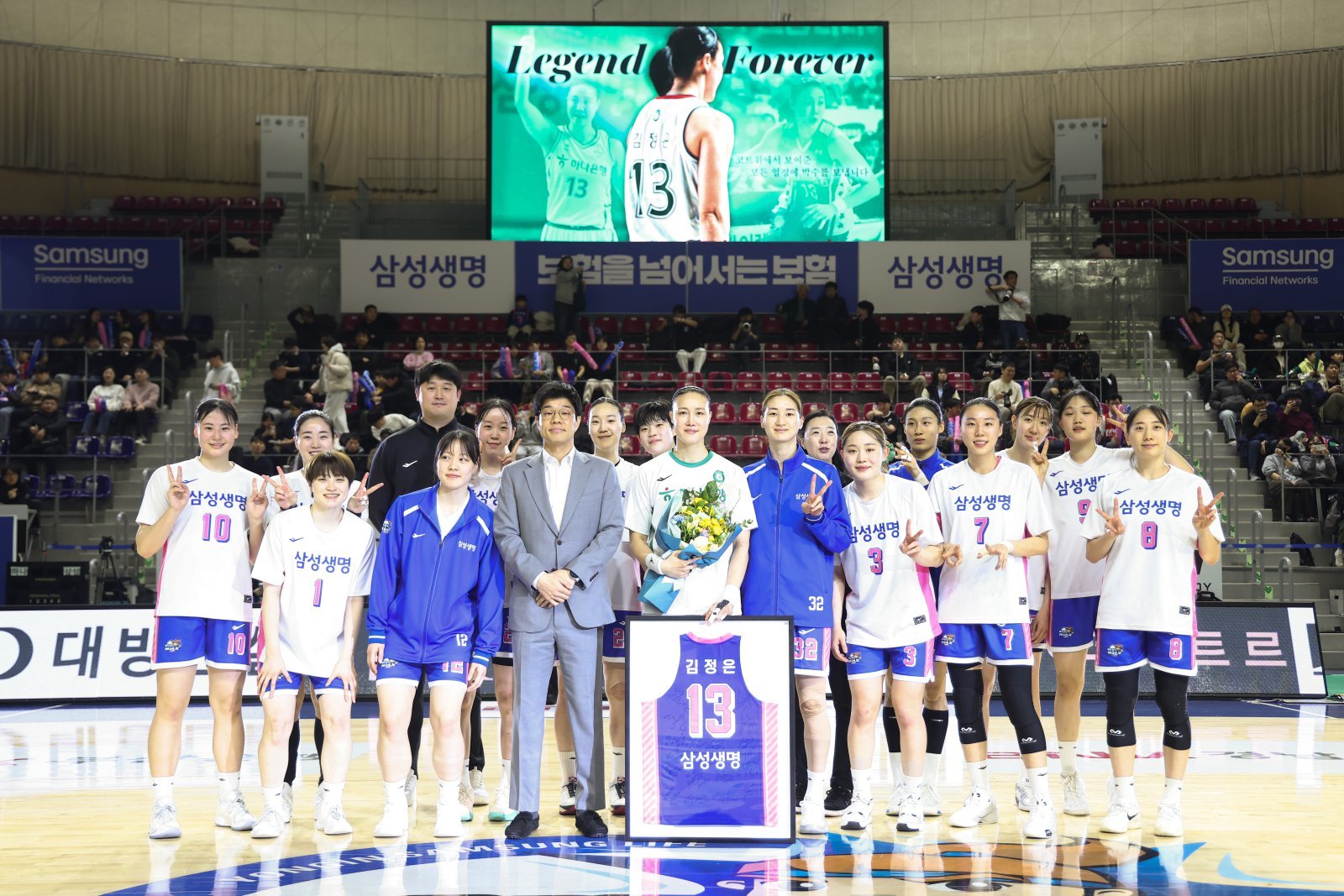 삼성생명 선수들이 4일 용인체육관서 열린 ‘BNK금융 2025~2026 여자프로농구’ 5라운드 하나은행전을 앞두고 김정은(가운데)의 은퇴 투어 행사에 참여한 모습. 사진제공｜WKBL