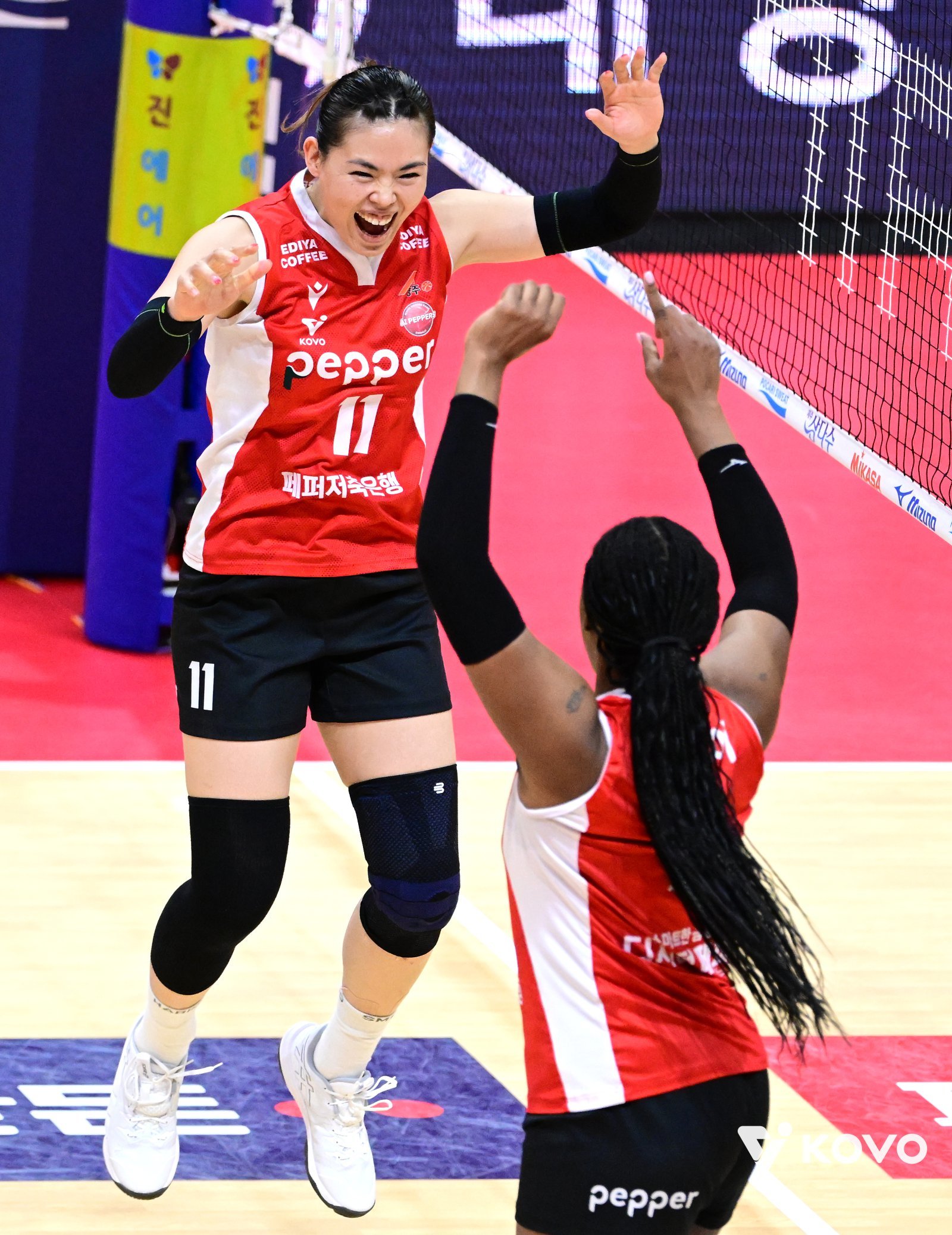 페퍼저축은행 시마무라(뒤)와 조이가 4일 광주 페퍼스타디움서 열린 현대건설과 홈경기서 득점한 뒤 기뻐하고 있다. 사진제공│KOVO