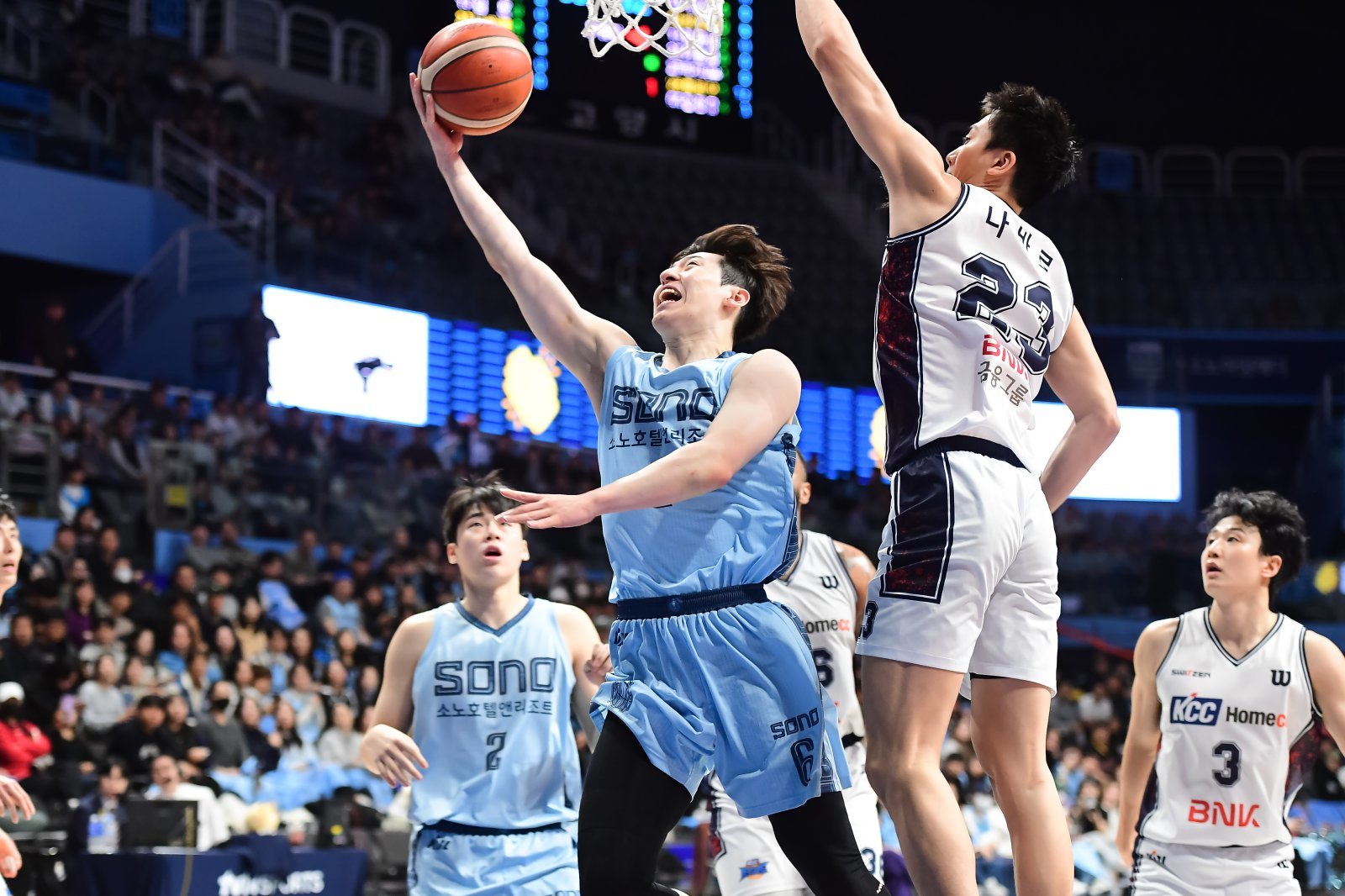 소노 이정현(가운데)은 4일 고양소노아레나에서 열린 KCC와 홈경기서 3점슛 5개로 30득점 하며 6강 도약의 발판을 만들었다. 사진제공｜KBL