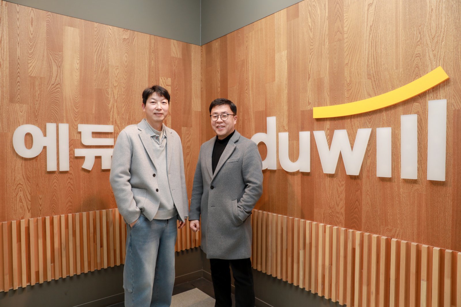 왼쪽부터 황영준 IT본부장과 박성완 학원사업본부장. 사진제공｜에듀윌