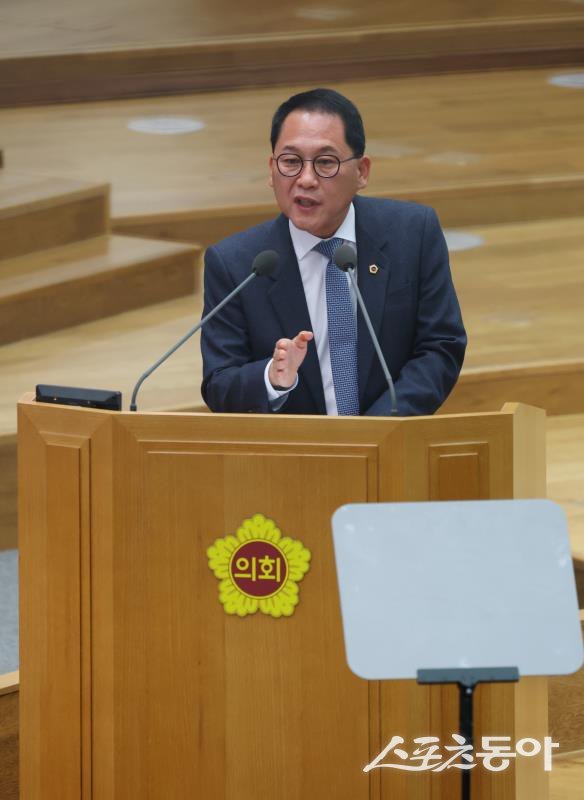경기도의회 교육기획위원회 안광률 위원장(더불어민주당·시흥1)은 지난 4일 열린 제388회 임시회 제2차 본회의에서 경기도교육청 임태희 교육감을 상대로 대집행부 질문을 진행하며, 교육 현안 전반에 대한 적극적이고 실효성 있는 대책 마련을 촉구했다. 사진제공｜경기도의회