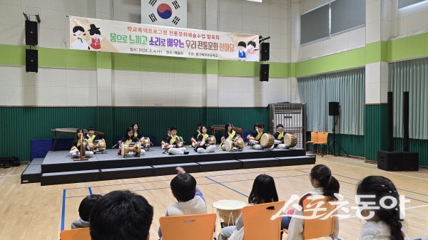 풍기북부초가 ‘전통문화한마당, 학교특색프로그램 예술수업 발표회’를 진행하고 있다. 사진제공 ㅣ 영주교육청
