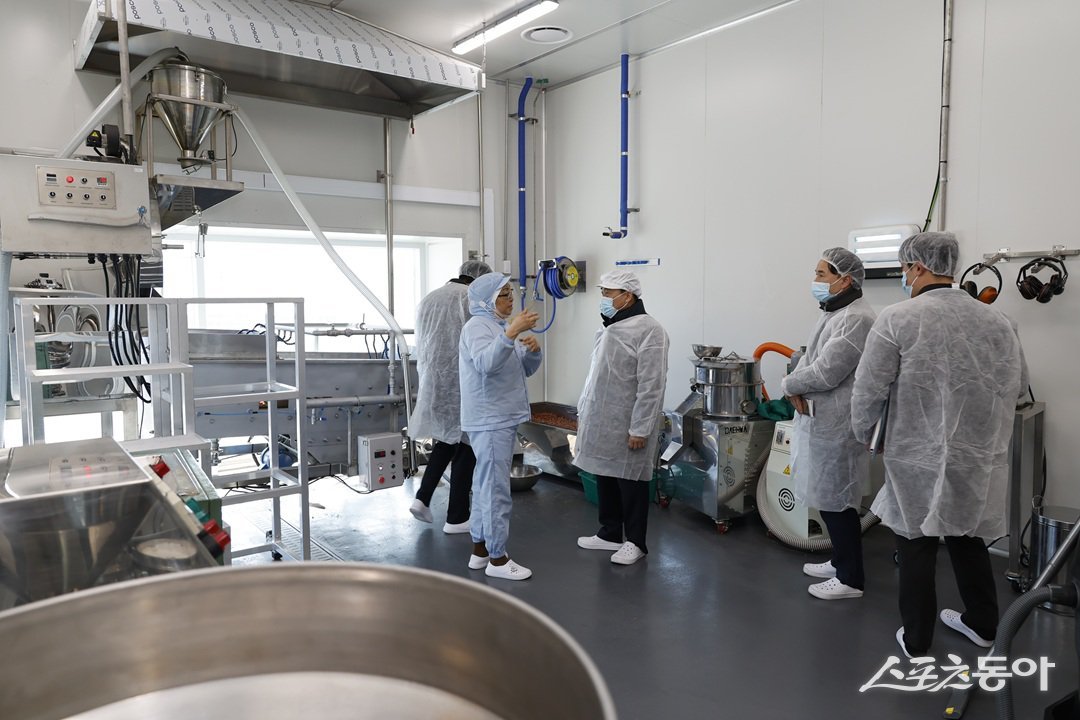 신안군 관계자들이 지난 3일 관내 땅콩가공시설 방문해 가공시설 운영현황과 유통체계를 점검했다. 사진제공=신안군