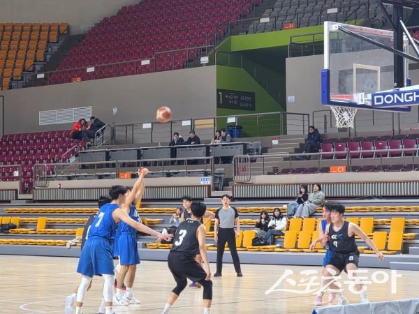 ‘2026 대학농구 상주 윈터챌리지’에서 선수들이 경합하고 있는 모습. 사진제공ㅣ상주시