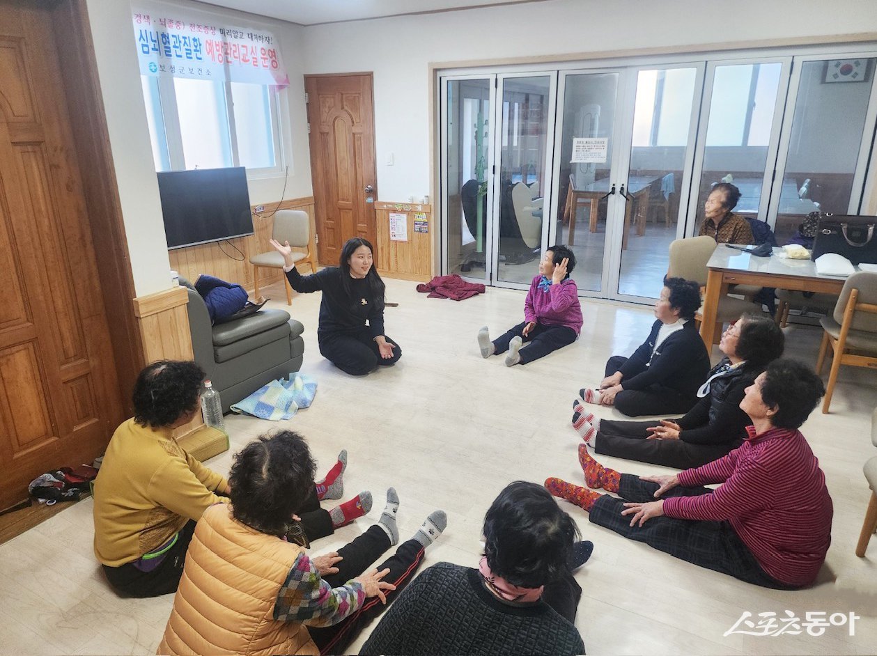보성군은 2월부터 오는 4월까지 보건진료소 권역 내 8개 경로당을 순회하며 ‘심뇌혈관질환 예방 관리 교실’을 운영한다고 밝혔다. 사진제공│보성군