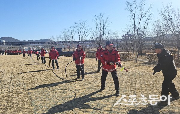 영덕군이 산불감시원 산불 대응 능력 향상과 신속 안전한 진화 역량 강화를 위한 교육을 실시하고 있다. 사진제공 ㅣ 영덕군