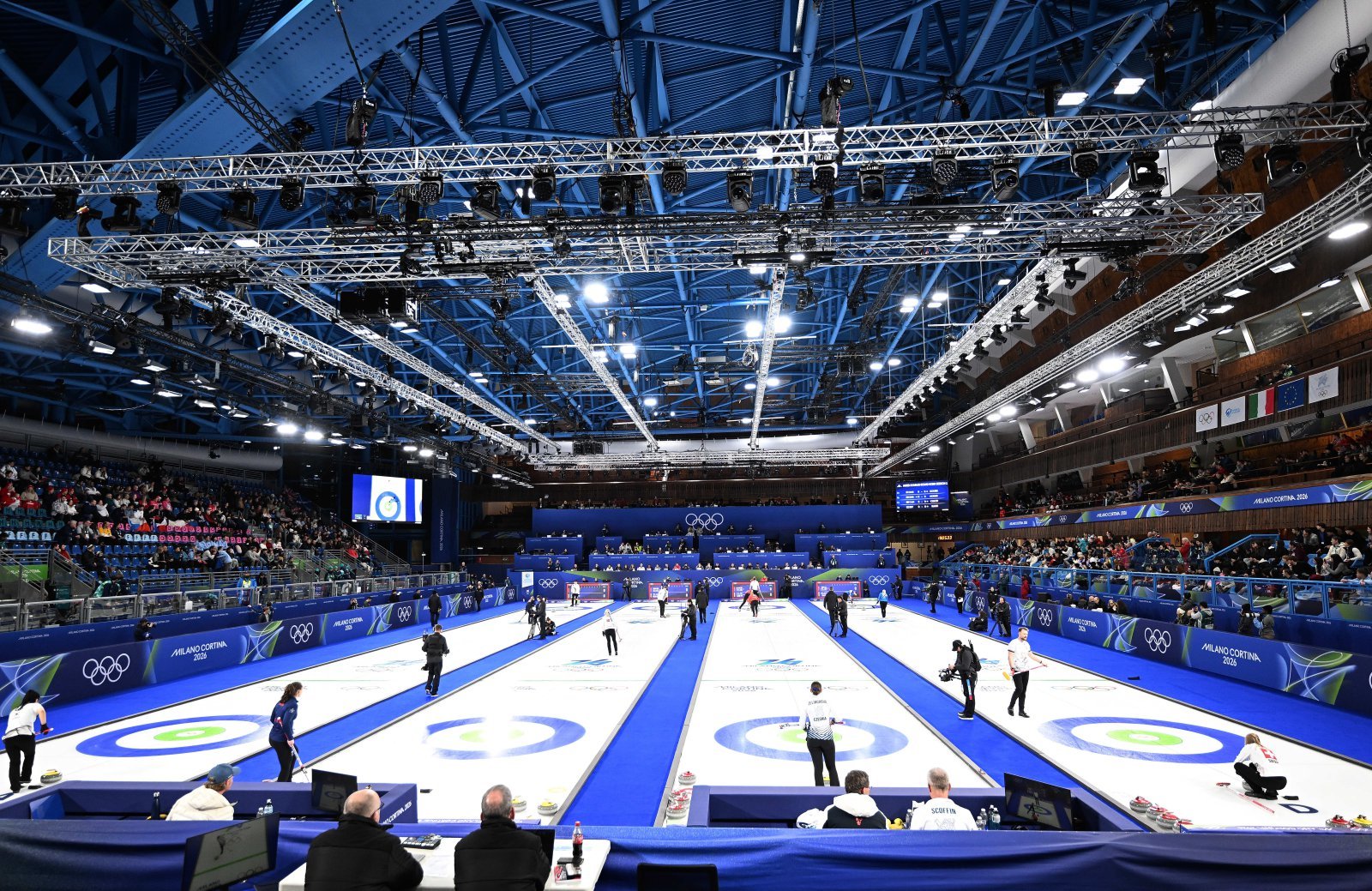 5일(한국시간) 컬링 믹스더블 경기가 진행 중이던 코르티나컬링스타디움의 조명 일부와 전광판이 꺼지는 사태가 발생했다. 코르티나담페초ㅣ신화뉴시스