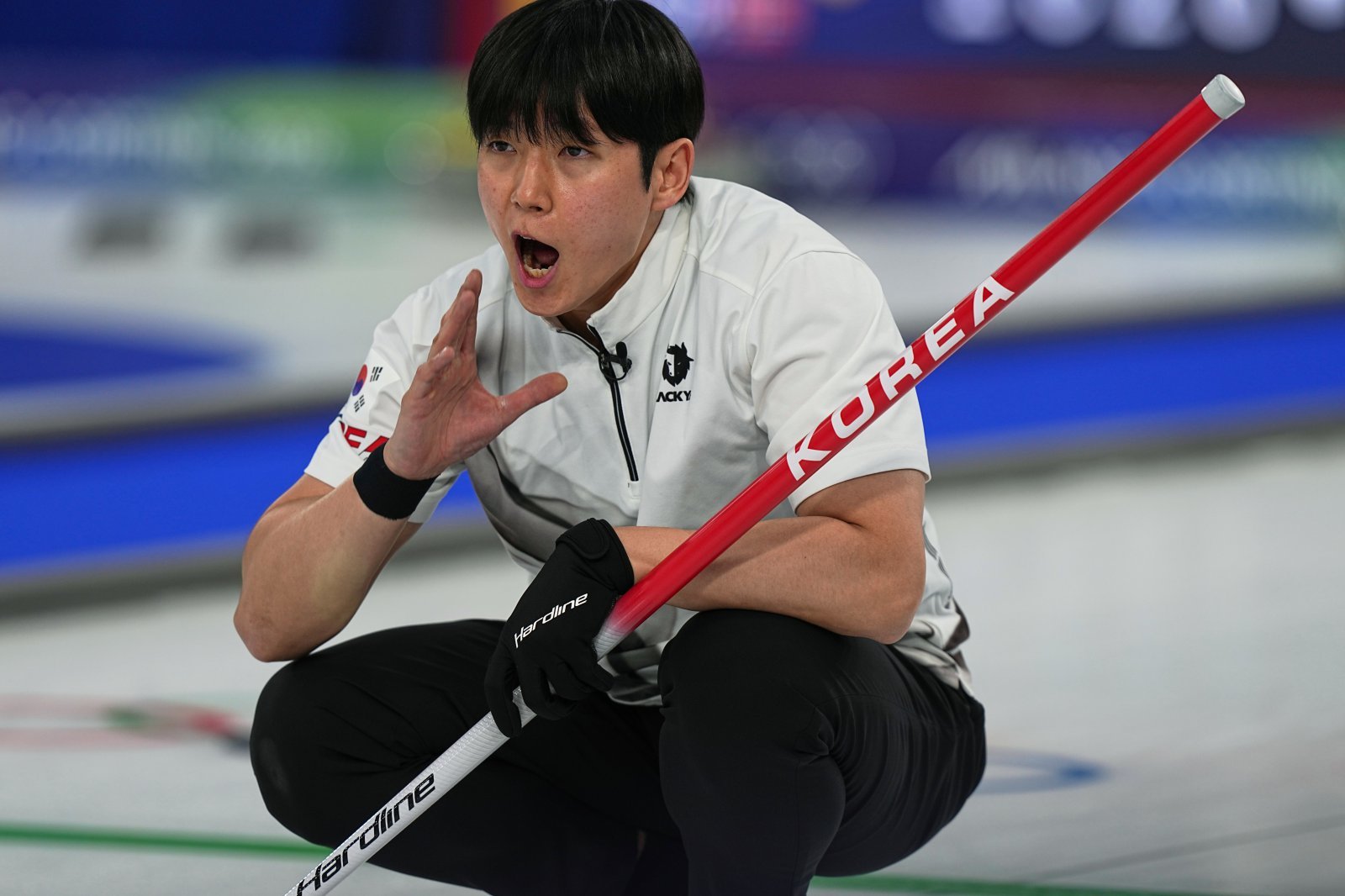 한국 컬링 믹스더블대표팀 정영석이 5일(한국시간) 코르티나컬링스타디움서 열린 스웨덴전에서 작전을 지시하고 있다. 코르티나담페초ㅣAP뉴시스