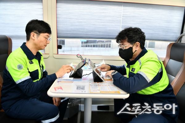 포스코퓨처엠 포항사업장 임직원들이 5일 헌혈을 위해 전자문진을 작성하고 있는 모습. 사진제공ㅣ포스코퓨처엠
