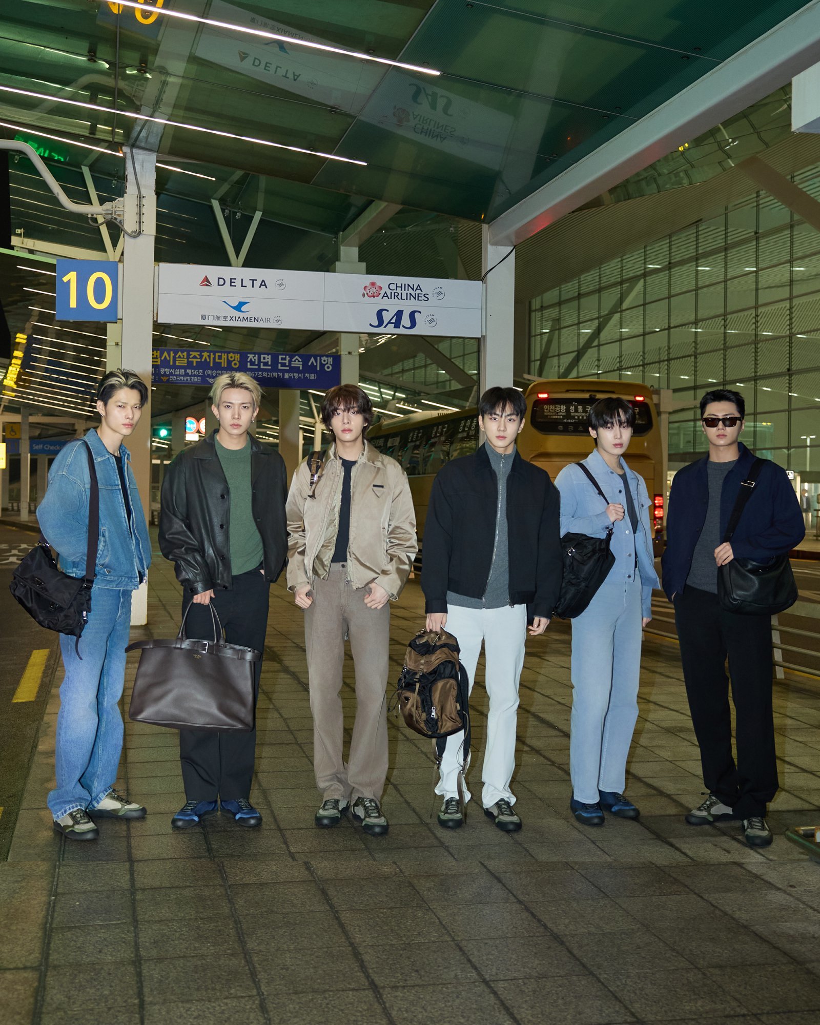 엔하이픈, 공항 런웨이 됐다…프라다 룩 눈길