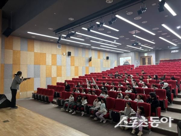 경상북도포항교육지원청(교육장 최한용)이 4일 포스텍 일원에서 늘봄포항 이용 학생과 지역아동센터 학생들이 함께 참여하는 ‘과학·진로 체험의 날’을 운영하고 있는 모습. 사진제공ㅣ포항교육지원청