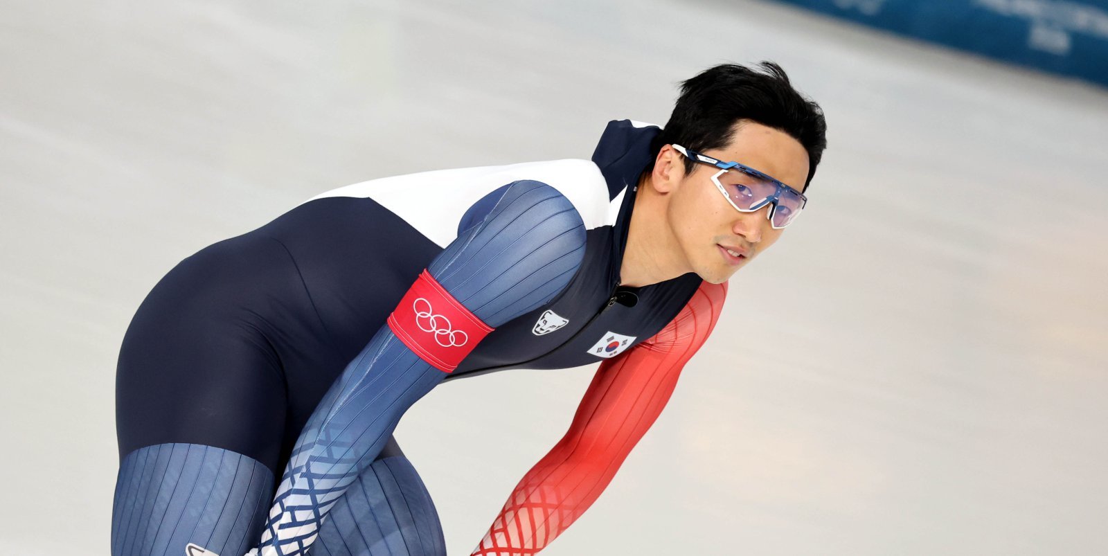 밀라노올림픽 남자 스피드스케이팅 500m에 출전하는 김준호가 5일(한국시간) 밀라노스피드스케이팅스타디움서 열린 테스트 경기를 마친 뒤 기록을 확인하고 있다. 밀라노ㅣ뉴시스