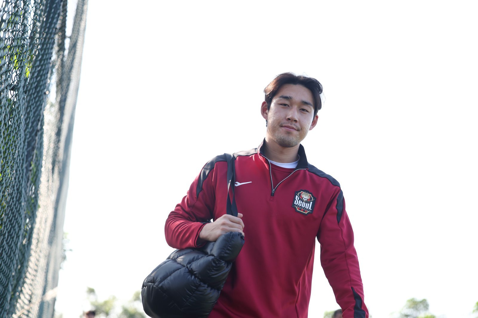 김기동 감독의 부름을 받고 서울에서 새 시즌을 준비하는 송민규가 팀 동계훈련을 하기 위해 중국 하이난 미션힐즈 풋볼트레이닝센터로 입장하고 있다. 사진제공｜한국프로축구연맹