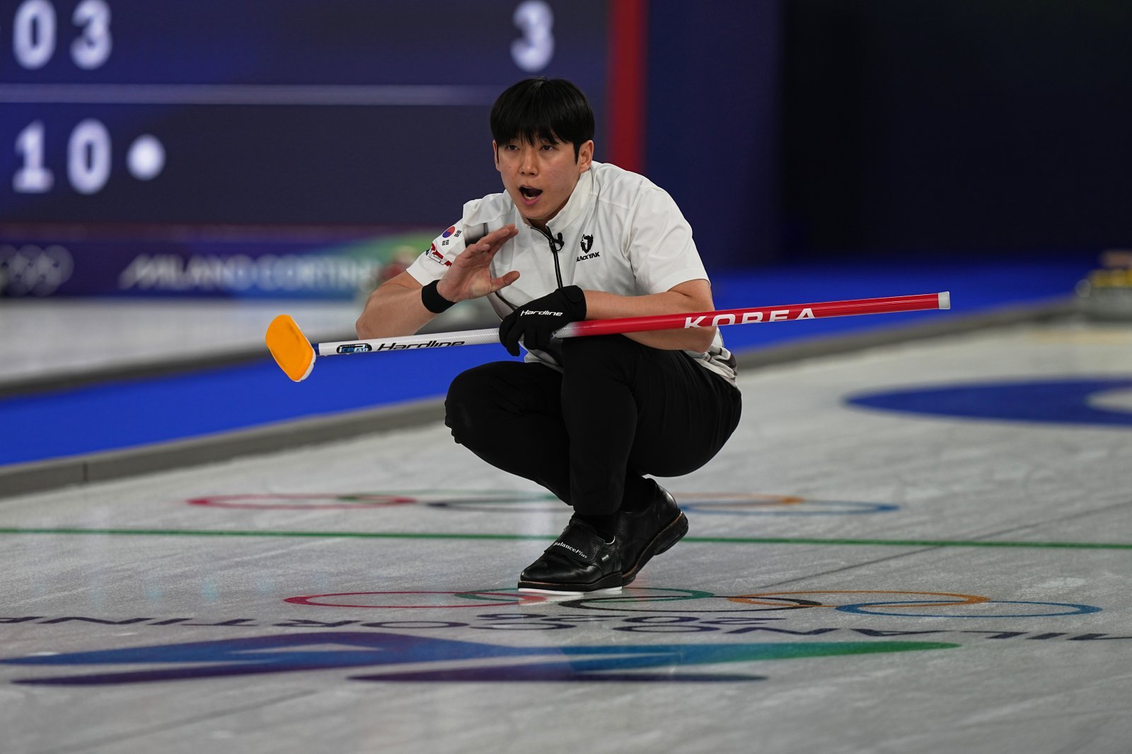 한국 컬링 믹스더블대표팀 정영석이 5일(한국시간) 코르티나컬링스타디움서 열린 스웨덴전에서 작전을 지시하고 있다. 코르티나담페초ㅣAP뉴시스