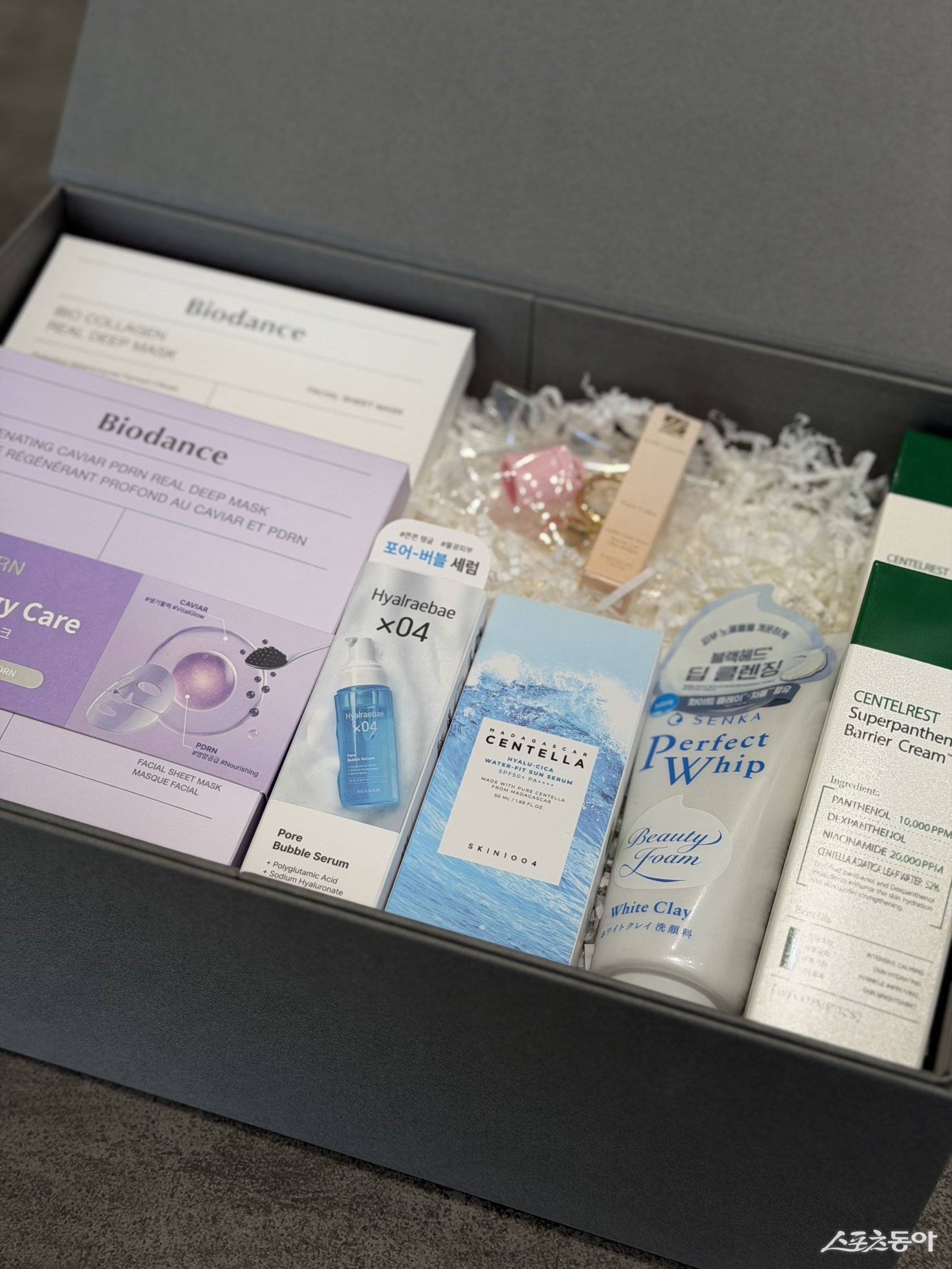 올해의 디 어워즈X싱글즈 구디백에는 에스티로더, 바이오던스, 믹순, 센카, 스킨1004, WJ코스메틱 등 대중에게 큰 사랑을 받는 국내외 유력 브랜드들이 대거 참여해 눈길을 끈다. 사진제공|싱글즈