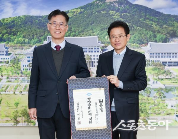 황명석 제37대 경상북도 행정부지사(왼쪽)가 이철우 경북도지사로부터 임용장을 수여받고 기념촬영을 하고 있는 모습. 사진제공ㅣ경북도