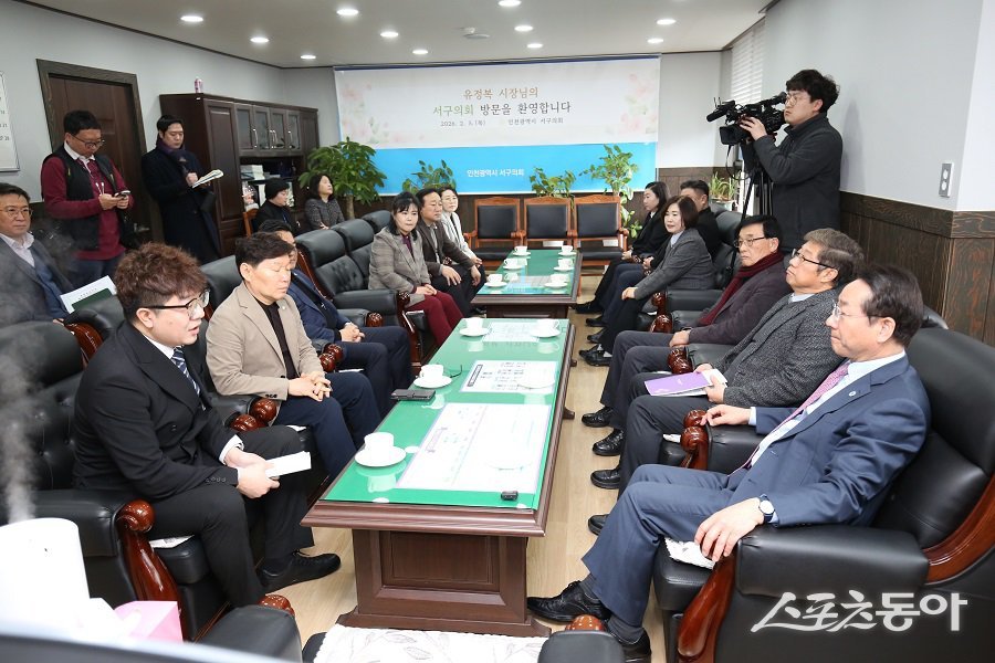 송승환 인천 서구의회 의장이 유정복 인천시장과의 면담에서 검단구 출범준비 관련해 예산·인사 대책 없으면 행정 공백의 불가피함을 설명하고 있다. 사진제공｜인천 서구의회