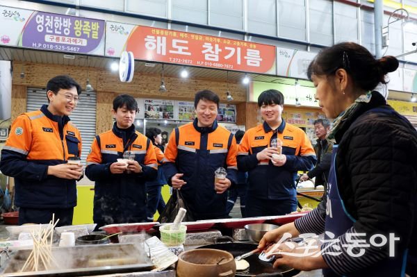 설 명절을 맞아 전통시장에서 지역 상권 살리기에 나선 포스코 직원들의 모습. 사진제공ㅣ포스코