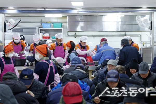 포스코 임직원들이 무료 배식 봉사를 하고 있는 모습. 사진제공ㅣ포스코