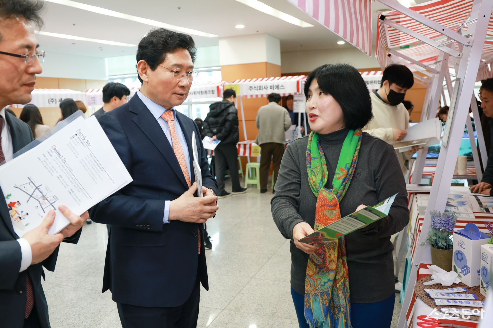 이상일 용인특례시장은 지난 5일 2026 용인시 사회적경제기업 제품 우선매데이 행사 현장을 방문해 전시 부스를 둘러보며 기업 관계자들을 격려했다. 사진제공｜용인시