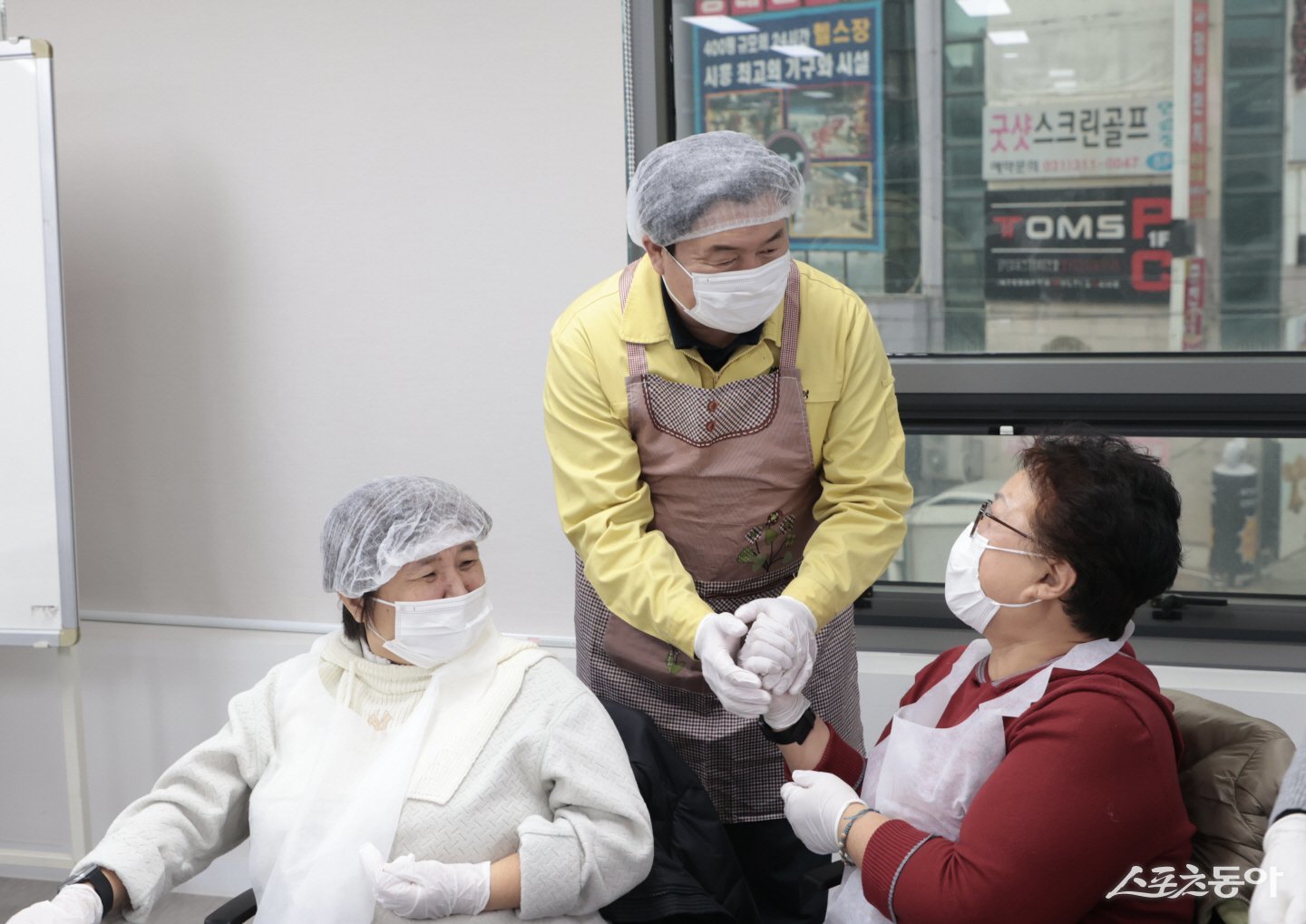 임병택 시흥시장이 지난 5일 시흥시 두리장애인자립생활센터에서 열린 ‘설맞이 복 만두 만들기’ 행사에 참석해 지역 장애인과 주민들과 함께 만두를 빚으며 따뜻한 명절의 의미를 나눴다. 사진제공｜시흥시