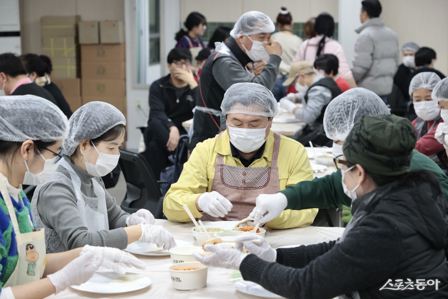 임병택 시흥시장이 지난 5일 시흥시 두리장애인자립생활센터에서 열린 ‘설맞이 복 만두 만들기’ 행사에 참석해 지역 장애인과 주민들과 함께 만두를 빚으며 따뜻한 명절의 의미를 나눴다. 사진제공｜시흥시