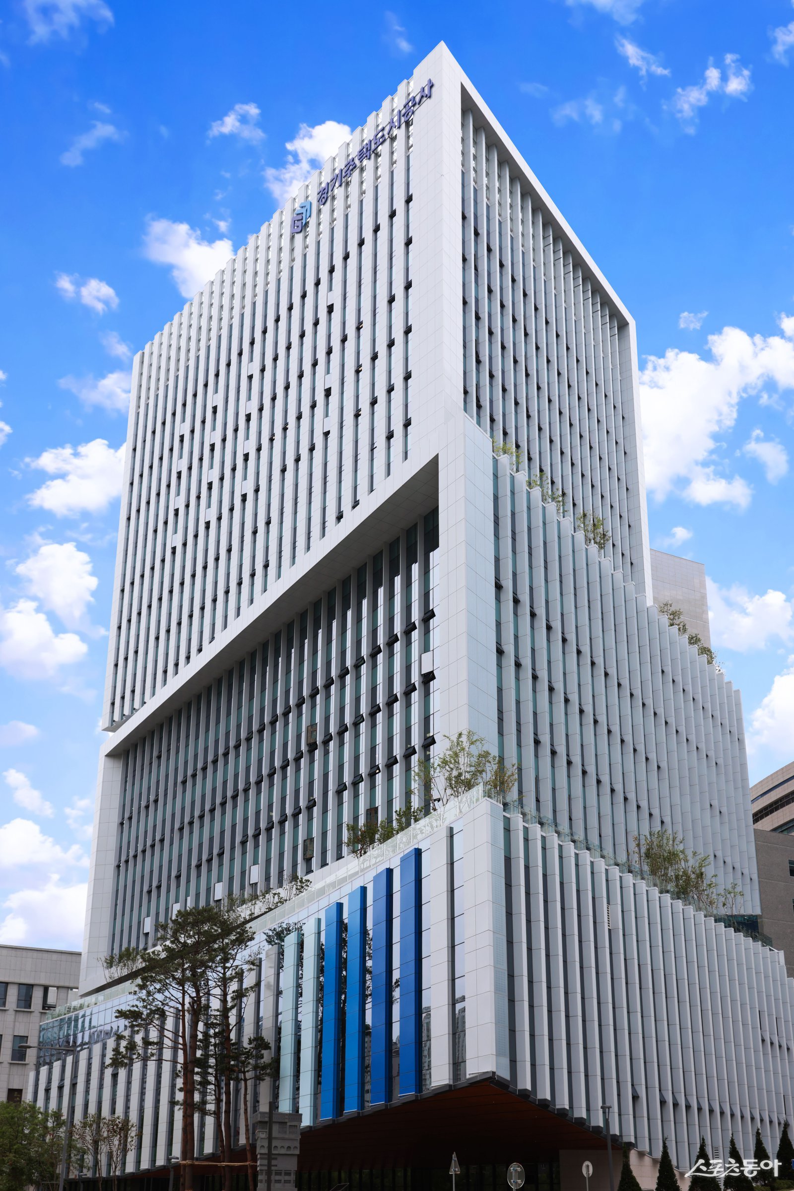 경기주택도시공사(GH)가 지난 5일 경기도 내 31개 시·군의 산업 수요를 직접 파악하고 지역 맞춤형 산업용지를 적기에 공급하기 위한 ‘경기 31 파트너스’ 프로그램을 본격 가동한다고 밝혔다(경기주택도시공사 전경). 사진제공|경기주택도시공사