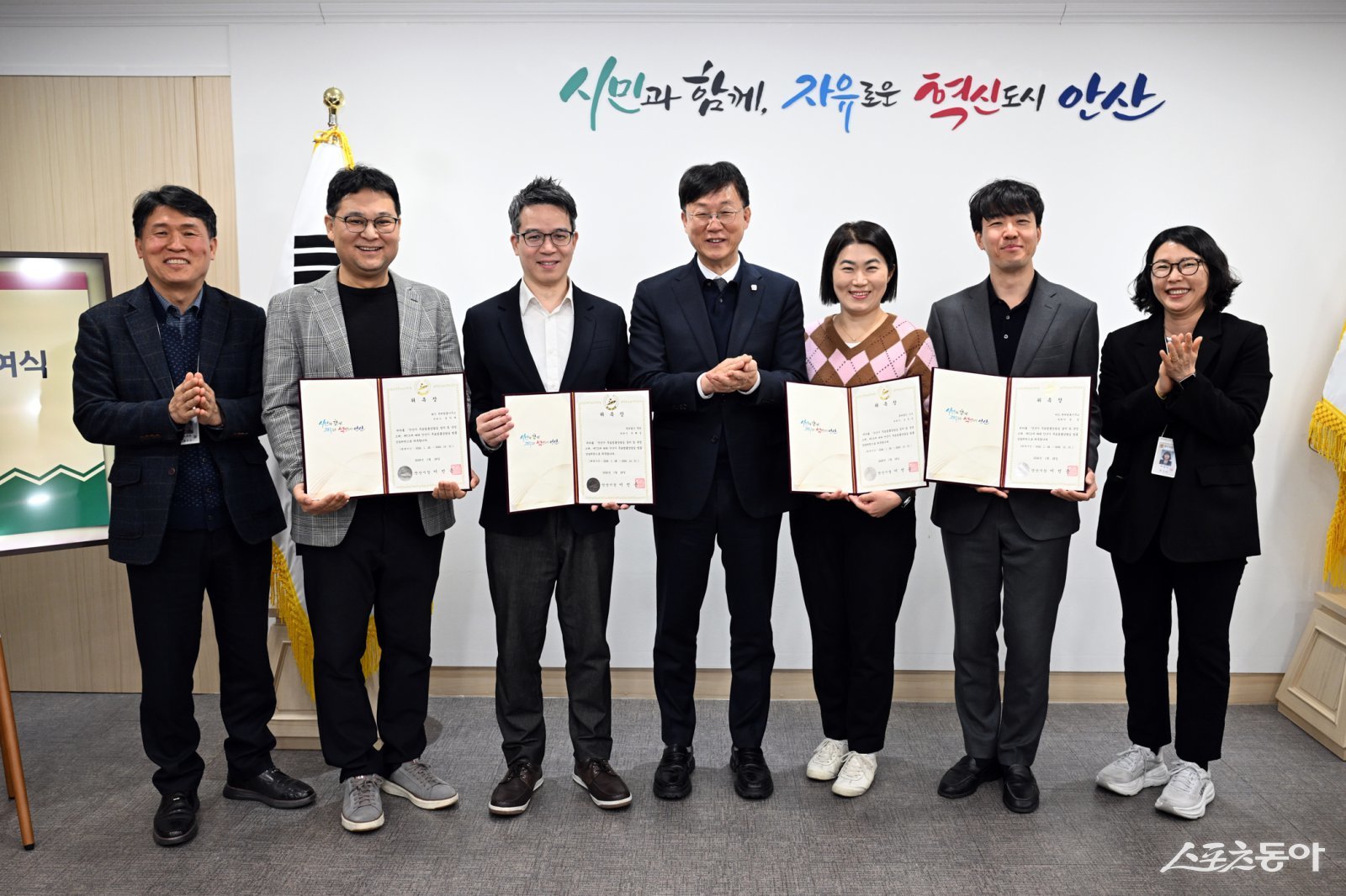 이민근 안산시장(사진 가운데)이 지난 4일 무료 법률상담실 위촉 변리사들과 기념촬영을 하고있다. 사진제공|안산시