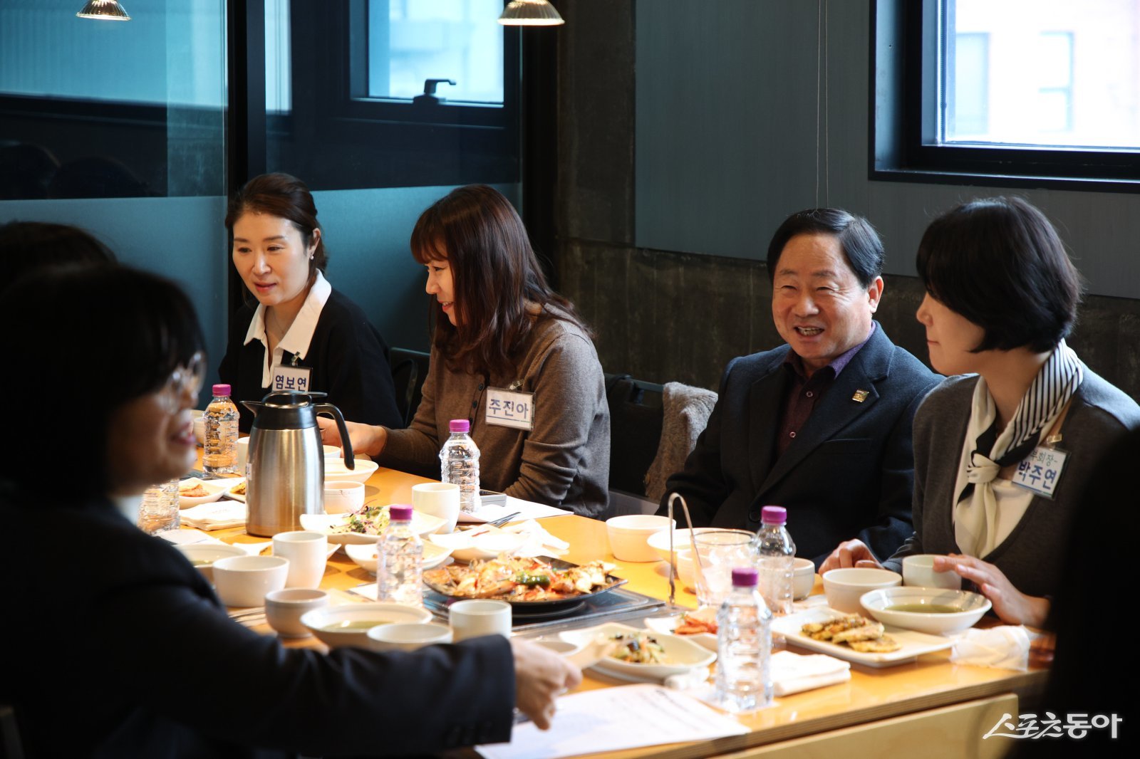 주광덕 시장(오른쪽 두번째)은 5일 평내동에서 남양주신촌초등학교 학부모와 교육 현안 소통하고 있다. 사진제공ㅣ남양주시