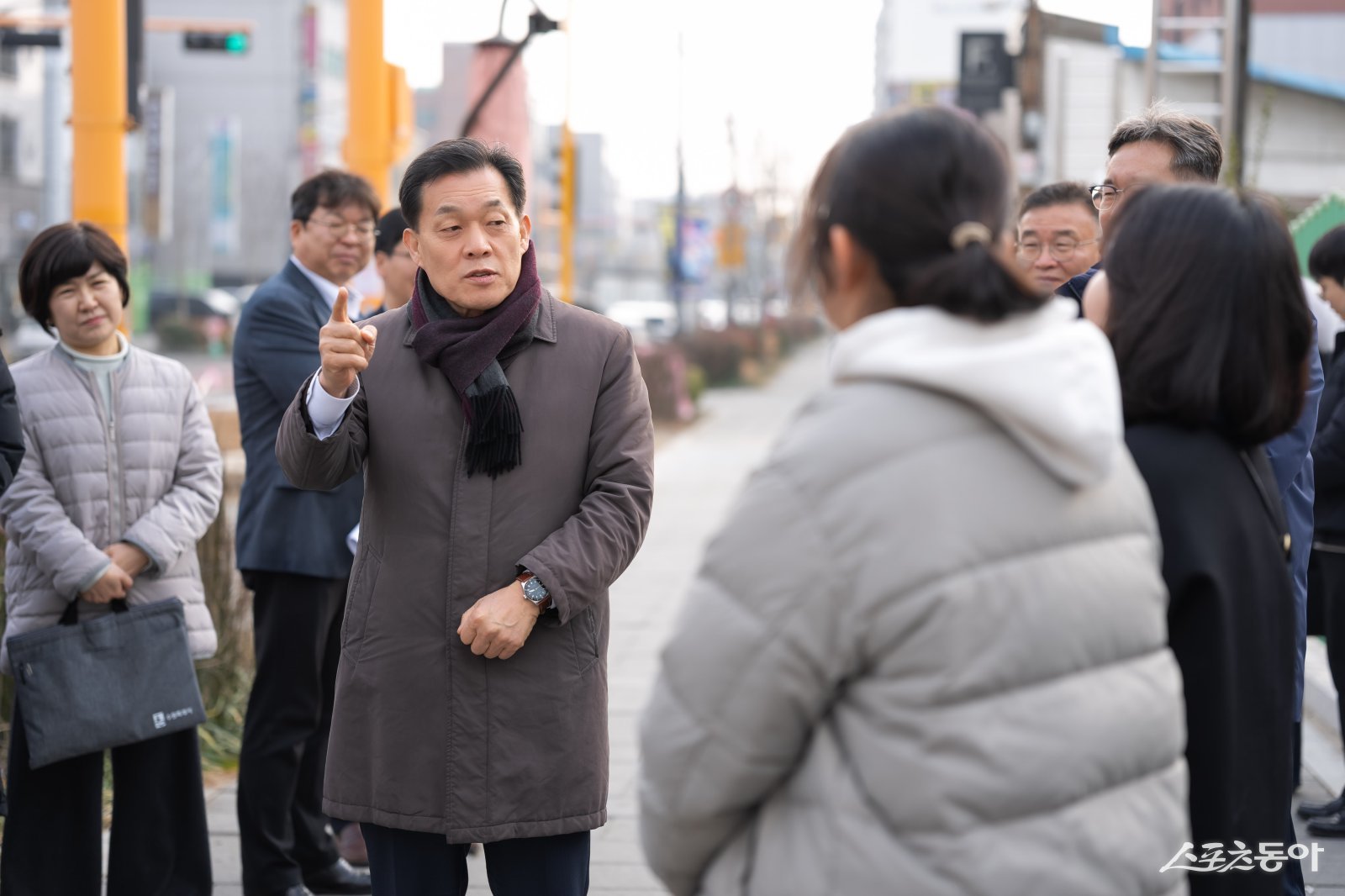이재준 시장이 인계초등학교 앞 통학로에서 새빛 현장시장실을 열고, 개선 사업 현황을 점검하고 있다. 사진제공｜수원시