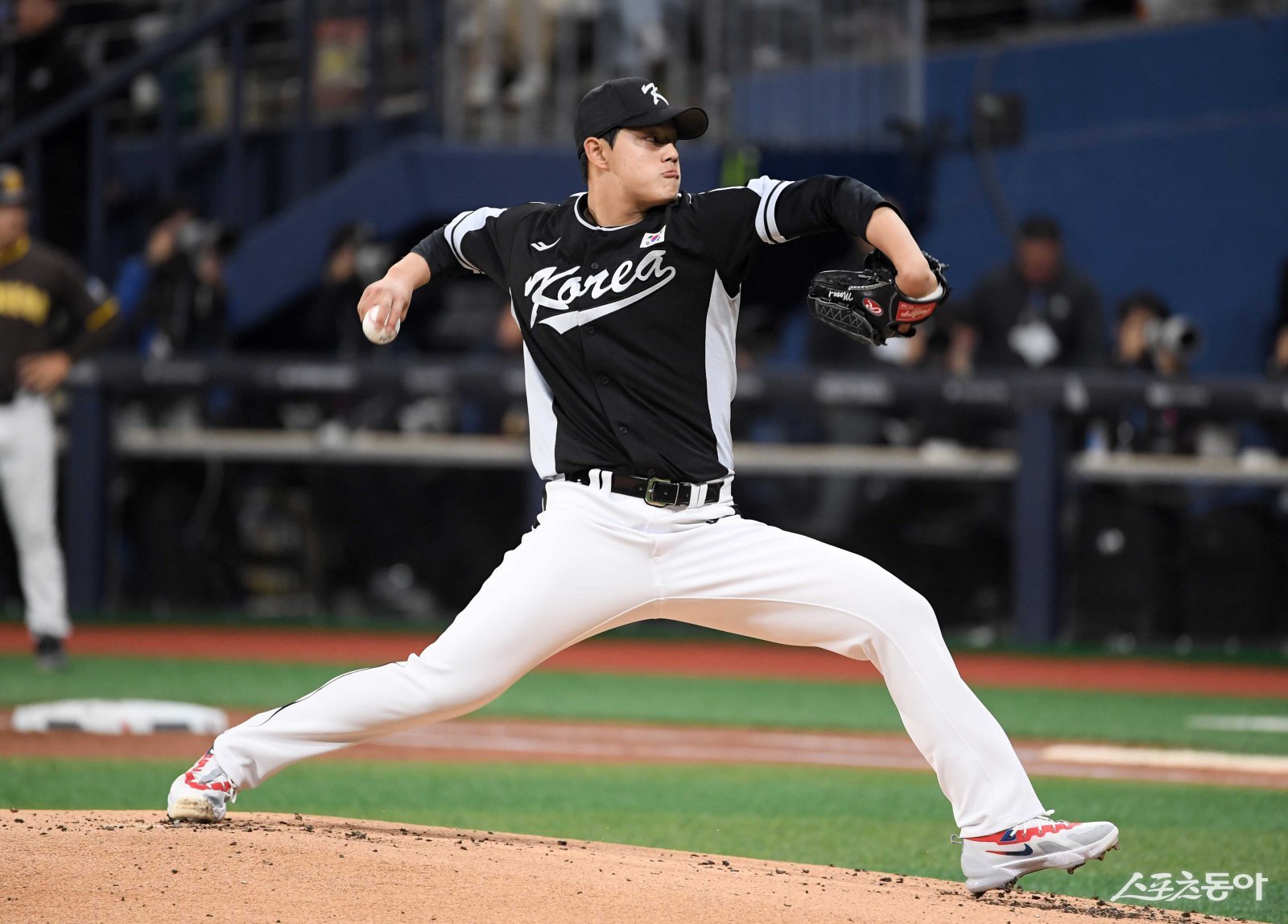 한화 문동주는 오른쪽 어깨 통증으로 2026 WBC 대표팀 최종 엔트리에서 탈락했다. 스포츠동아DB