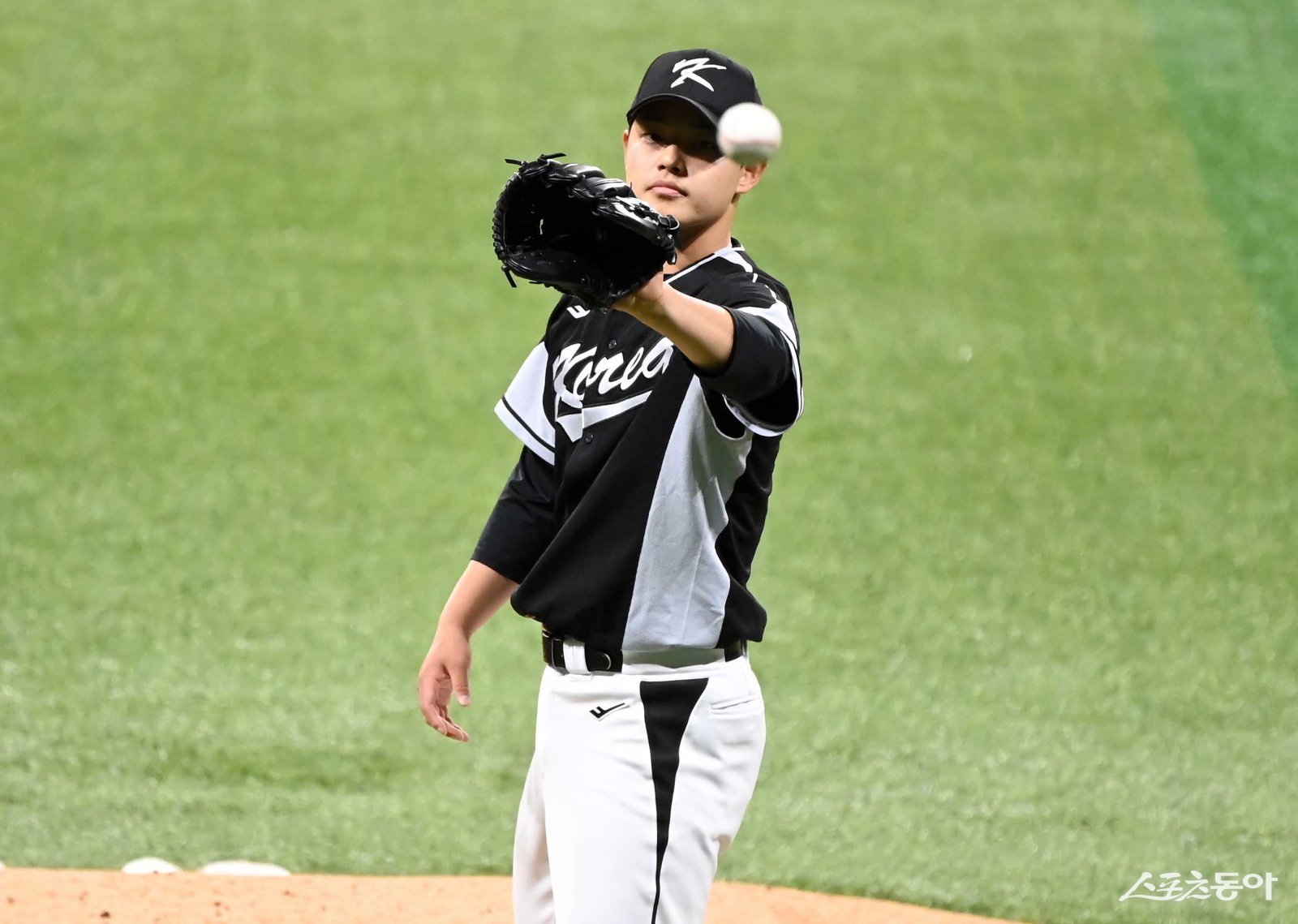 한화 문동주는 오른쪽 어깨 통증으로 2026 WBC 대표팀 최종 엔트리에서 탈락했다. 스포츠동아DB