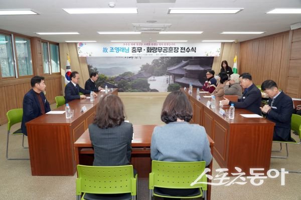 영주시가 지난 6일 영주시청에서 고 조영래님 충무,화랑무공훈장 전수식을 진행하고 있는 모습. 사진제공ㅣ영주시