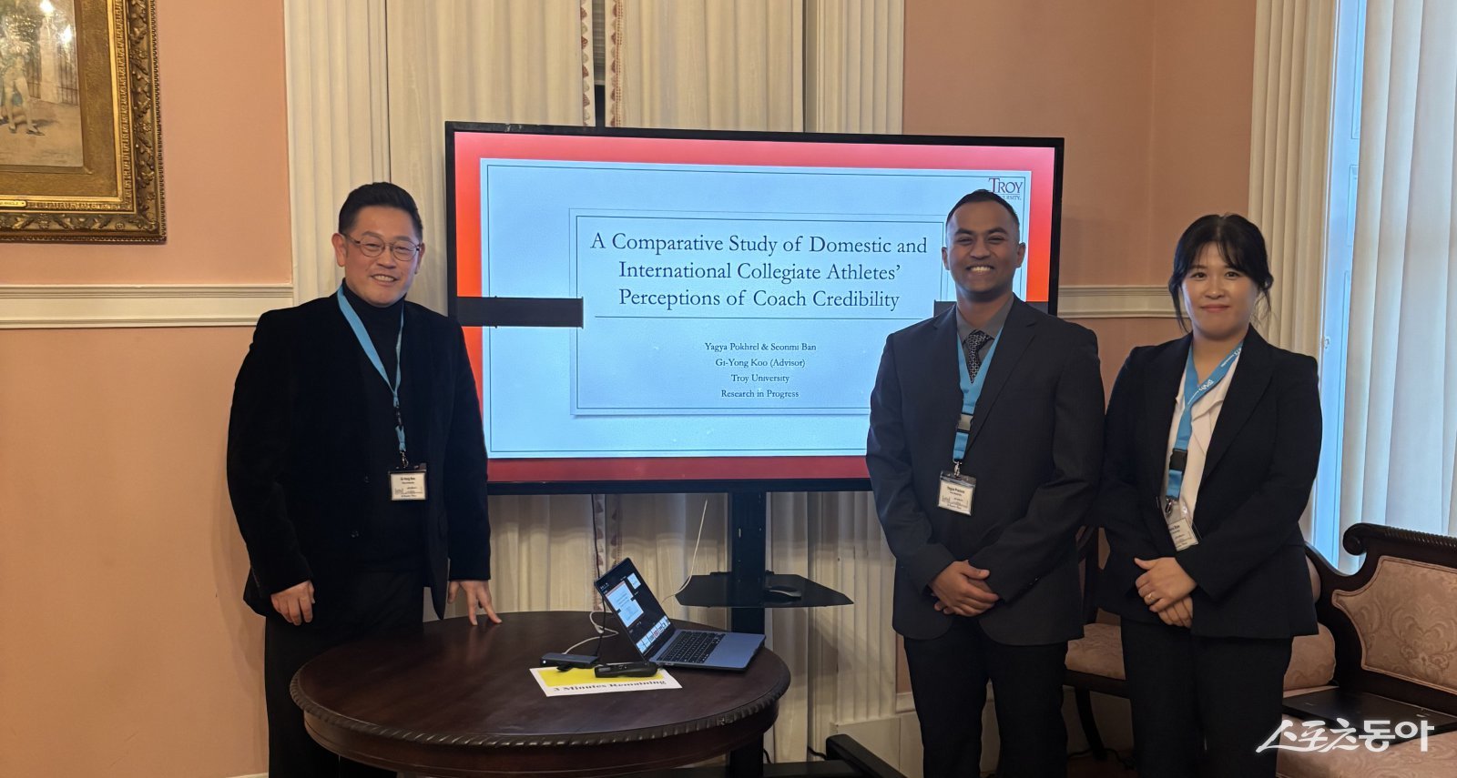 구기용 교수, 야가 포크렐 대학원생, 반선미 센터장이 ‘COSMA 2026 국제 콘퍼런스’에서 연구 계획을 발표한 뒤 기념사진 촬영을 하고 있다. 사진제공=전남도교육청