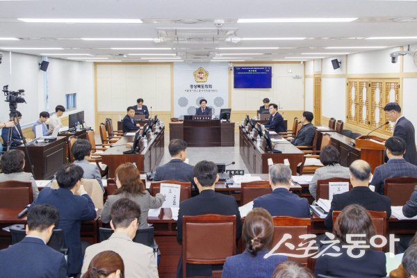경상북도의회 저출생지방소멸극복특별위원회가 주요 업무보고를 청취하고 있다. 사진제공 경북도의회