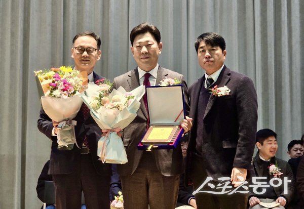 박용선 도의원이 포항제철공업고등학교 졸업식에서 ‘자랑스러운 동문상’을 수상했다. 사진제공 ㅣ 박용선사무소