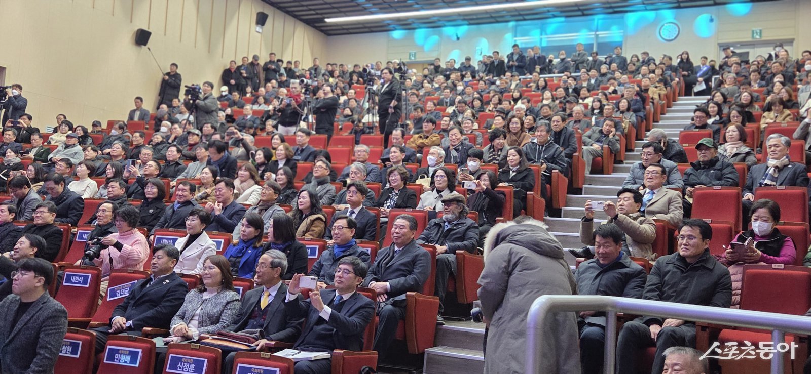 김대중 전라남도교육감의 저서 ＜김대중의 글로컬 미래교육＞ 출판기념회장은 2천여 명의 인파가 몰리며 발 디딜 틈조차 없었다. 사진제공｜박기현 기자