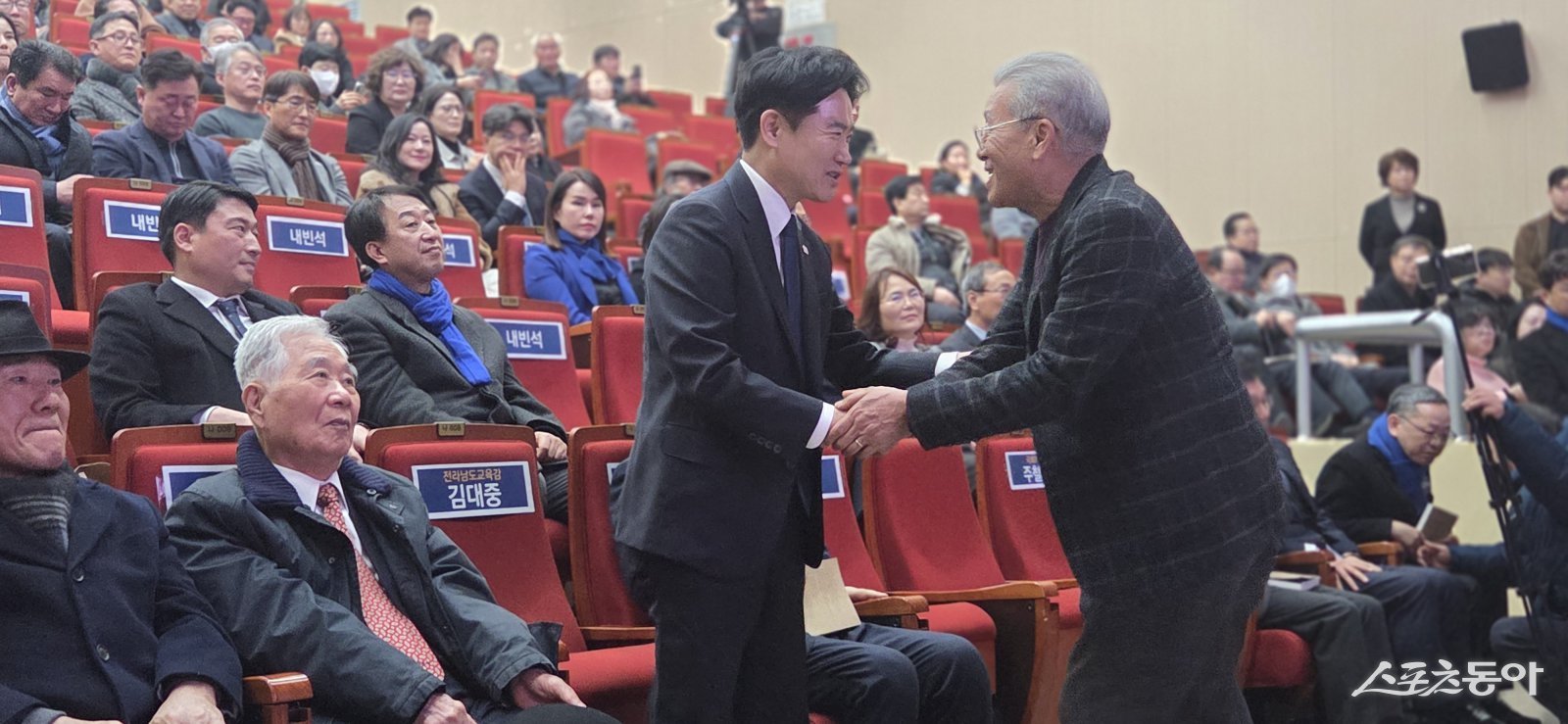 김대중 교육감이 천정배 전 법무부장관이 악수를 하며 감사를 표 하고 있다. 사진제공｜박기현 기자