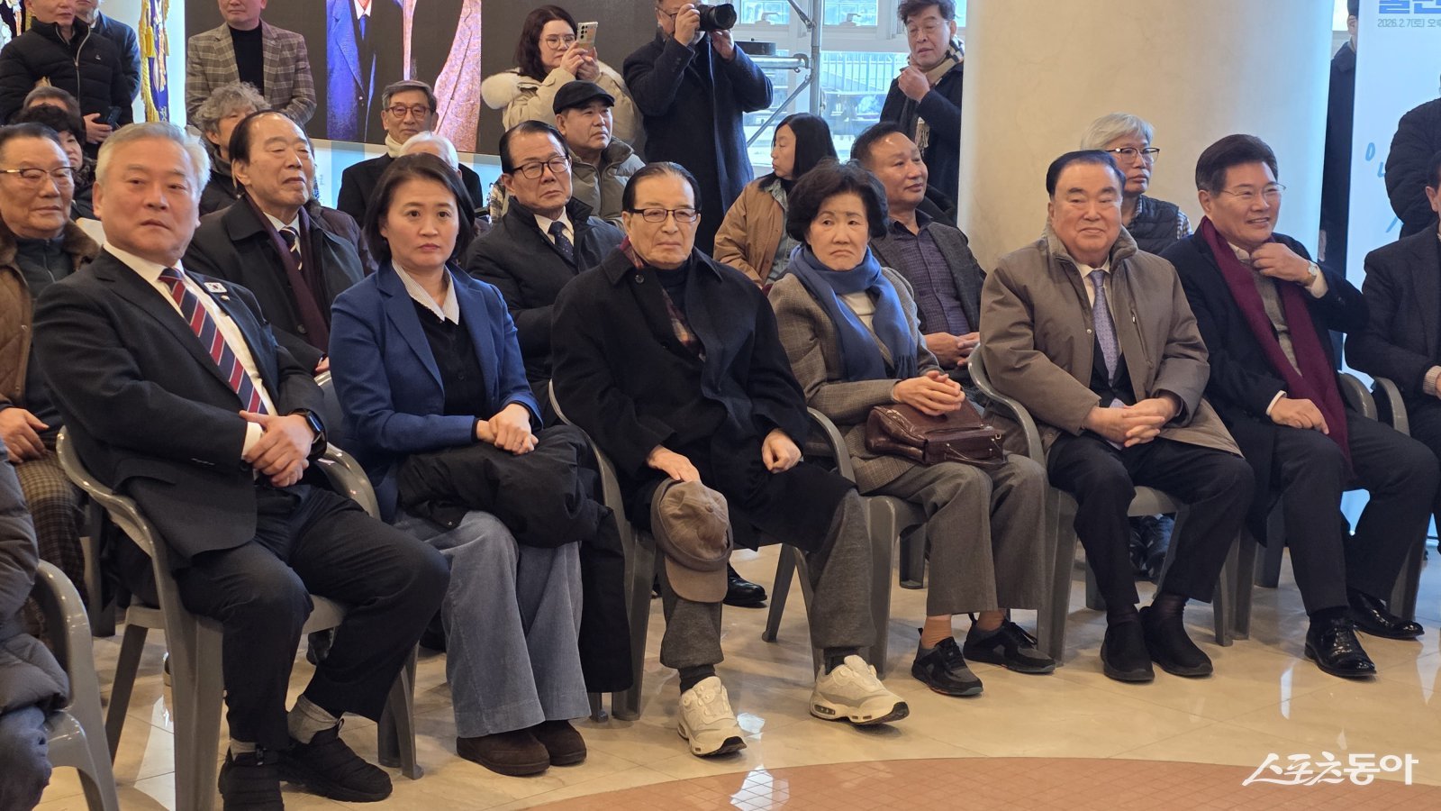 이재강 국회의원, 박지혜 국회의원, 김문원 전 의정부시장, 문희상 전 국회의장 부부, 홍문종 전 국회의원(앞줄 윈쪽부터) 등 전 현직 거물급 정치인들이 안 전 시장의 출판기념회를 축하했다. 사진ㅣ고성철 기자