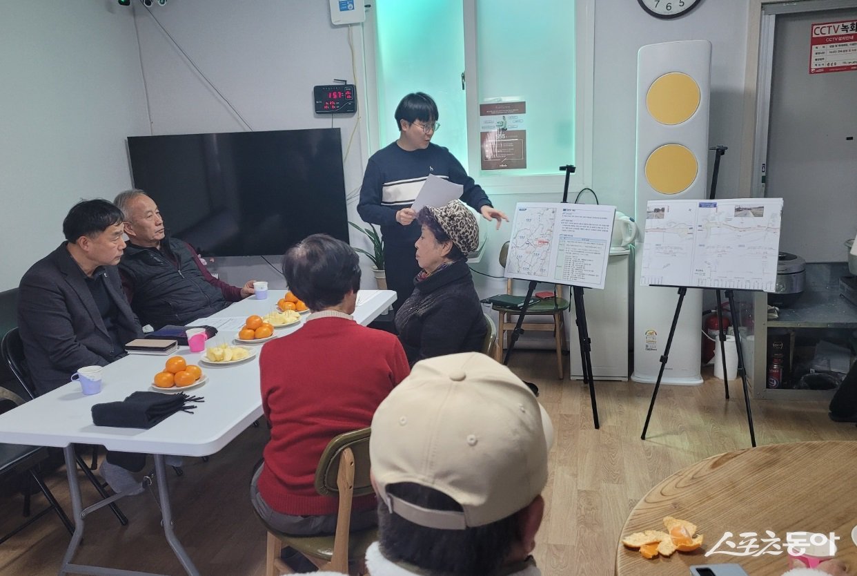 경기도의회 농정해양위원회 부위원장 윤종영 의원(국민의힘·연천)은 새해 연천군 10개 읍·면을 순회하며 진행한 ‘주민과의 대화’의 후속 조치로, 지난달 27일 지방도 375호선 어유지~삼화 구간 위험도로 구조개선사업과 관련한 주민 의견 청취 간담회를 개최했다. 사진제공|윤종영 의원