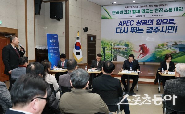 주낙영 경주시장이 현곡면 ‘2026년 현장소통마당’에서 소통 행보를 하고 있다. 사진제공 ㅣ 경주시