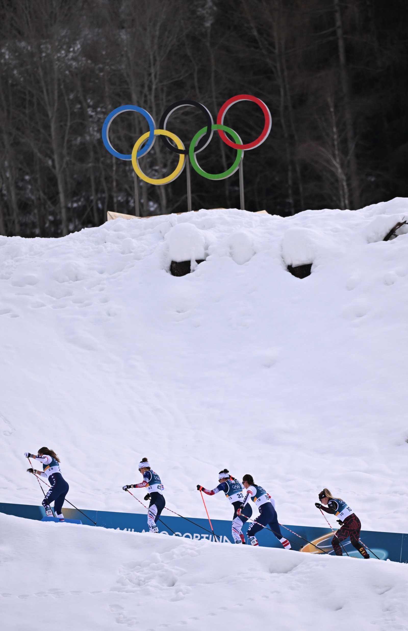 여자 크로스컨트리 선수들이 7일(한국시간) 이탈리아 테세로에서 열린 2026밀라노·코르티나담페초동계올림픽 크로스컨트리 여자 10㎞ +10㎞ 스키애슬론에서 역주하고 있다. 한국 국가대표 이의진과 한다솜은 아쉽게 완주에 실패했다. 테세로｜신화 뉴시스