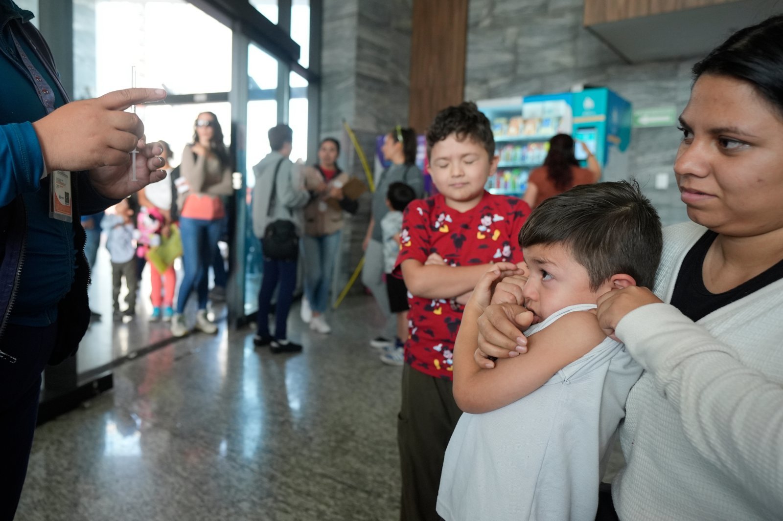 6일(한국시간) 멕시코 과달라하라의 한 보건센터에서 홍역 백신 접종을 기다리던 어린이들이 잔뜩 긴장한 표정으로 보건 요원의 설명을 듣고 있다. 과달라하라｜AP뉴시스
